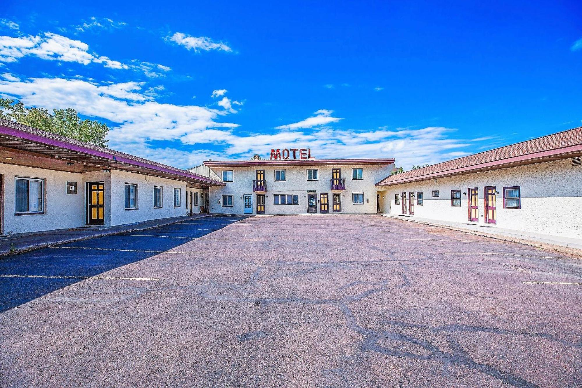 Love Hotels Silver Street By Oyo At Hurley Wi Exterior foto