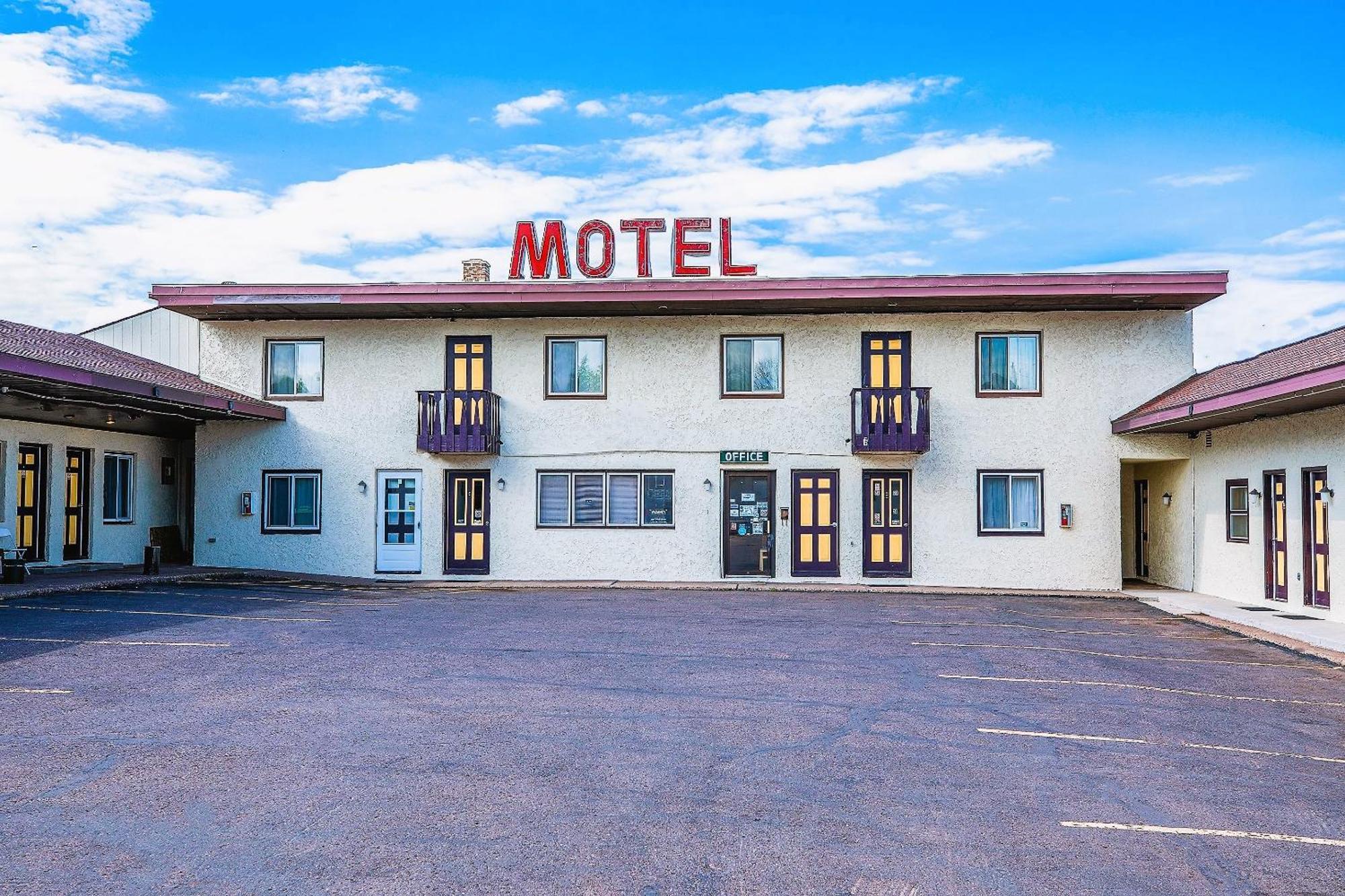 Love Hotels Silver Street By Oyo At Hurley Wi Exterior foto